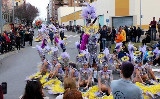 Las peñas Semos Diferentes ganan en carrozas y Vértigo en comparsas