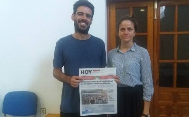Pedro Peralta y Nevena Desivogevic, con un ejemplar del HOY-Olivenza. /J.M.M.P.