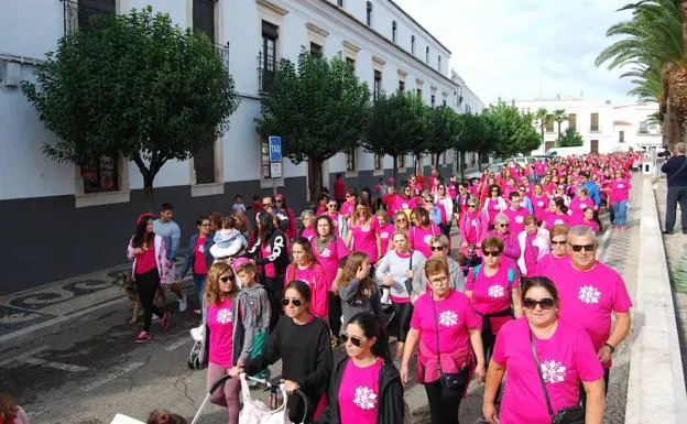 Centenares de personas participaron en la V Marcha contra el Cáncer de Mama en Olivenza