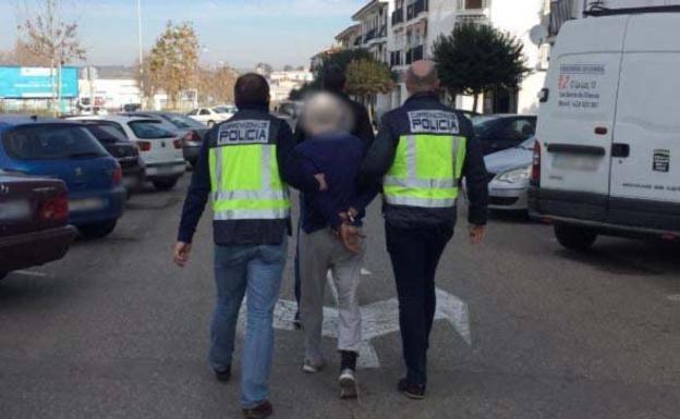 Detenido en Olivenza el autor del robo de un banco en Badajoz vestido de guardia civil