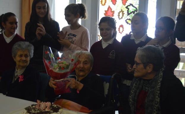 Vicenta Márquez cumple 102 años en la residencia Caser rodeada de niños