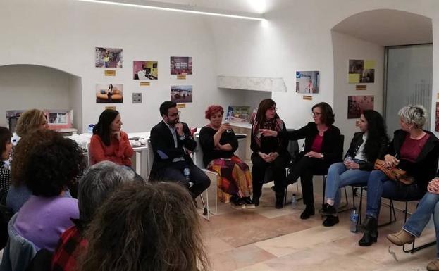 La II Mesa Camilla analiza el papel de la mujer en Olivenza