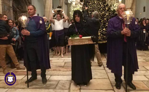 Un Viernes Santo pasado por agua impide salir a las cofradías en el Santo Entierro en Olivenza