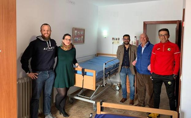 Entregan dos camas articuladas para la Santa Casa de Misericordia