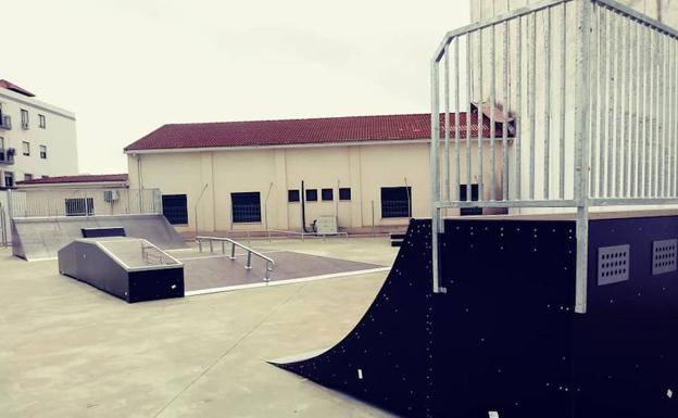 Los más jóvenes ya pueden disfrutar de la instalación de una pista de skate en Olivenza