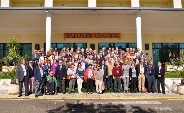 El Club Senior debate en Olivenza sobre desempleo y emigración juvenil