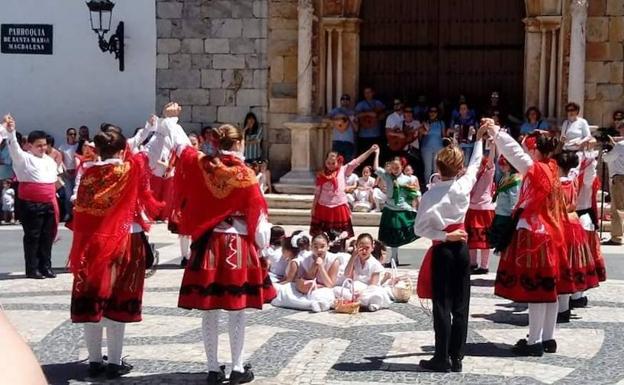 'La Encina' celebró la tradicional festividad de 'La Maya' con pasacalles, talleres y cantina