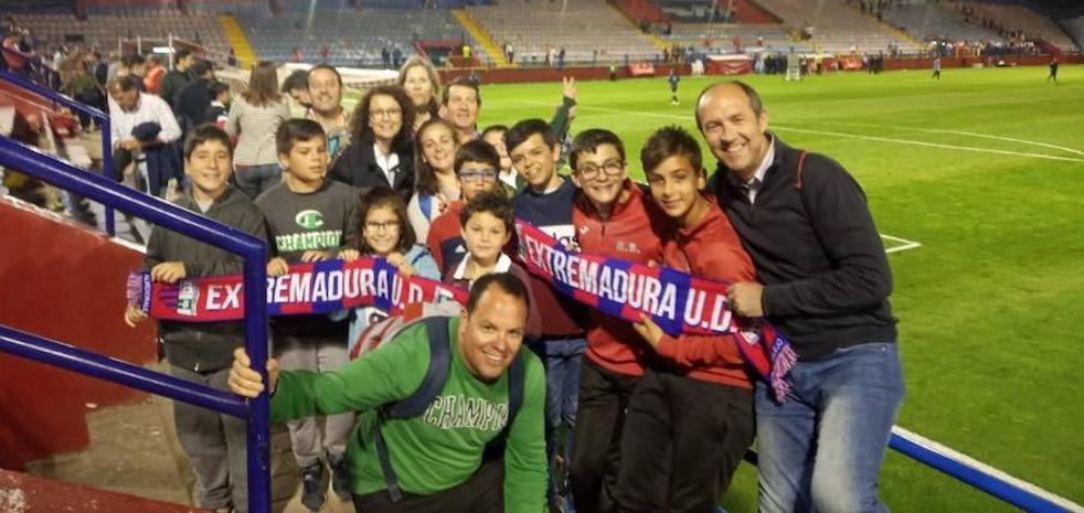 La Escuela de Fútbol de la GMD asiste a un encuentro de segunda división del Extremadura UD