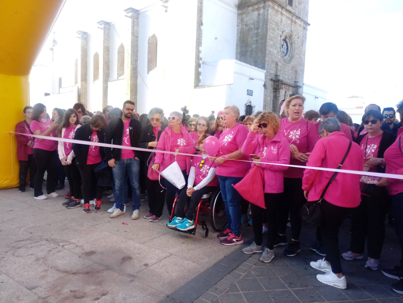 Una marea rosa toma Olivenza contra el cáncer de mama