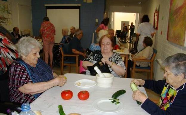 El Programa 'Reminiscencia' realiza un taller de gazpacho
