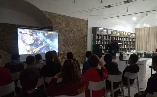 El IESO 'Puente Ajuda' celebra su feria del libro