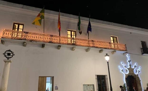 La iluminación de las calles de Olivenza alumbró la ilusión por la Navidad