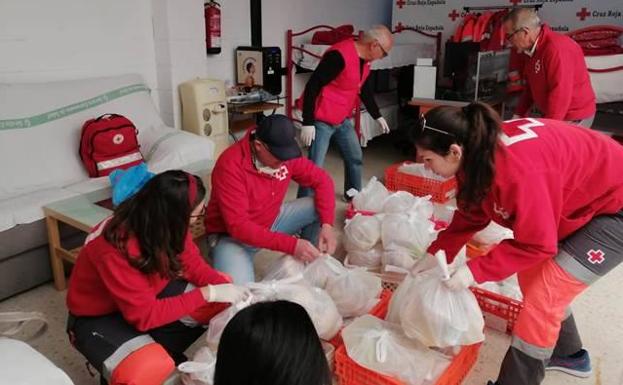 Voluntarios de Cruz Roja de Olivenza reparten en la ciudad kits de alimentos para menores