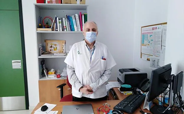 Ángel Agustín Álvarez Córdoba, en su consulta del Centro de Salud de Olivenza. /CEDIDA