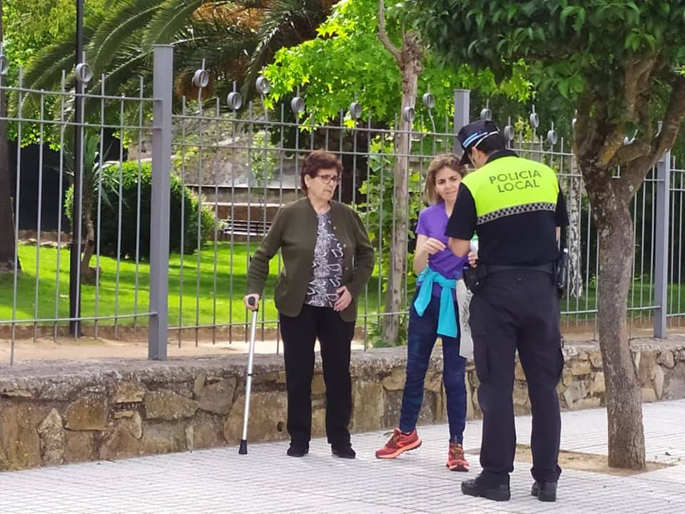 La policía de Olivenza detiene a un vecino por desobediencia a la autoridad y celebrar barbacoa y botellón en una vecindad