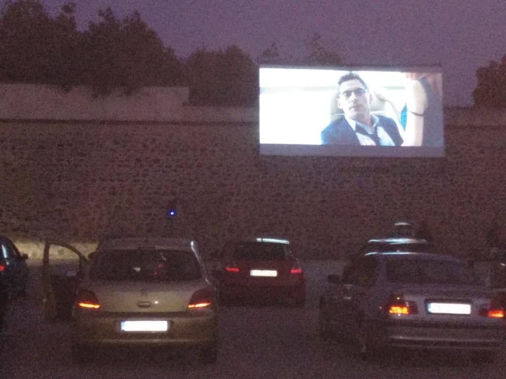 La primera sesión de autocine en Olivenza reúne a medio centenar de espectadores