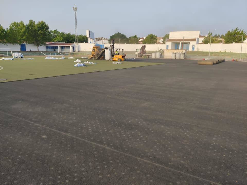 Sustituido el césped artificial del campo de fútbol de Olivenza por otro de última generación