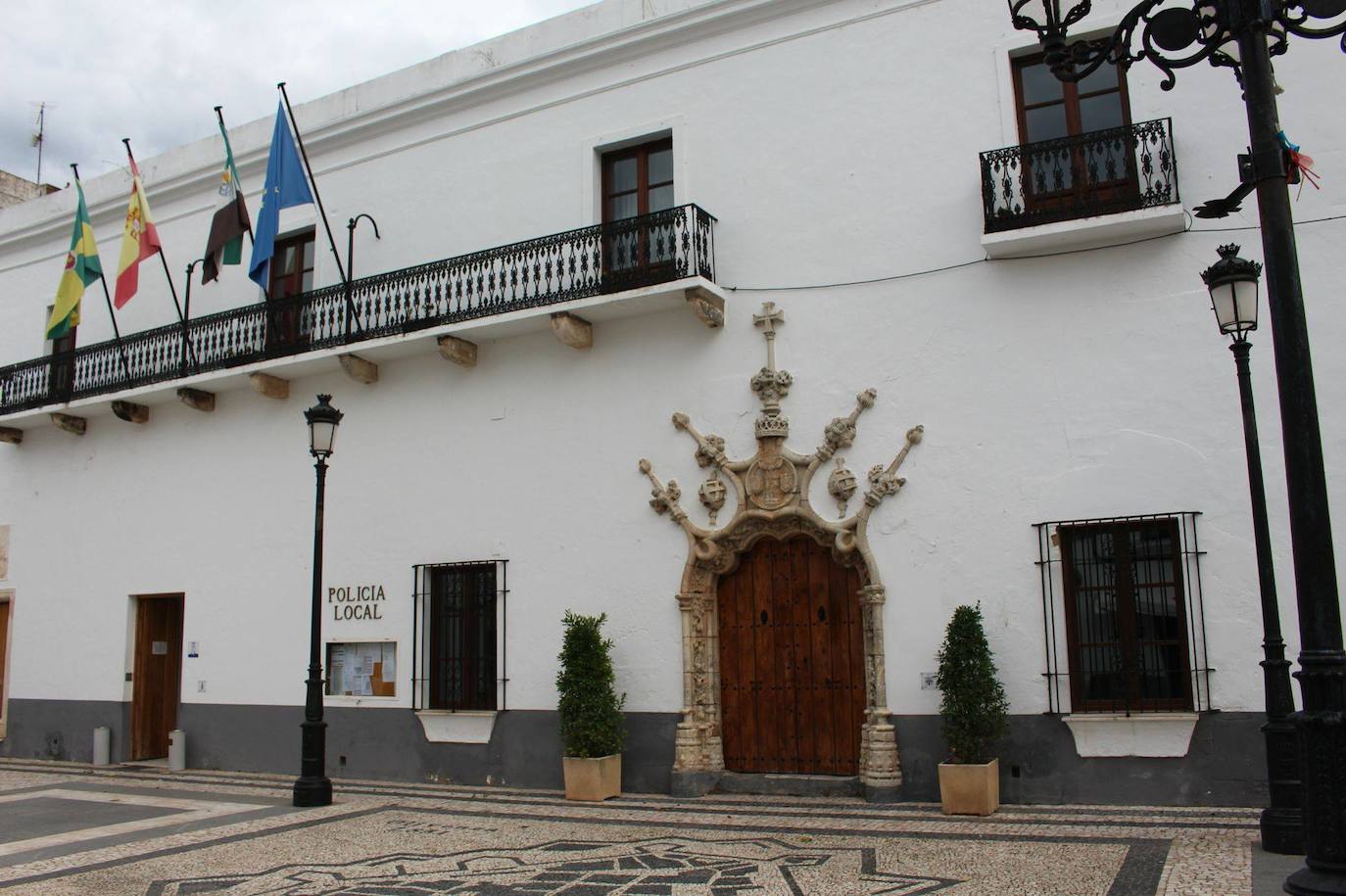 La portada del Ayuntamiento de Olivenza se iluminó de verde por el Día Mundial de la ELA