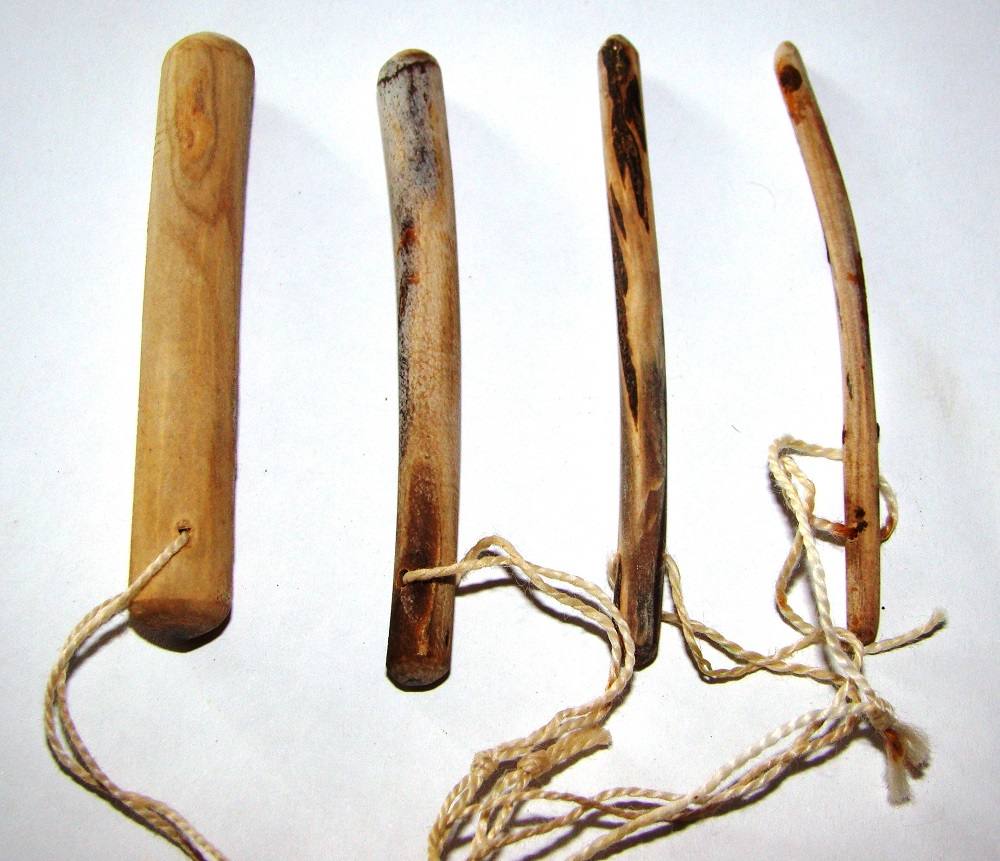 Unos tallos de laminaria o dilatadores uterinos, pieza del mes de julio 2020 en el Museo de Olivenza
