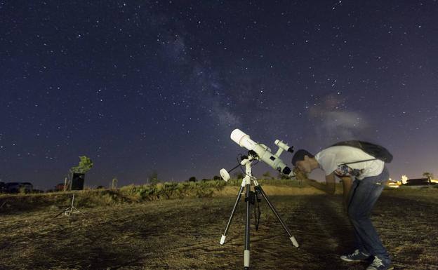 El campo de fútbol de Olivenza acoge una observación astronómica de las perseidas