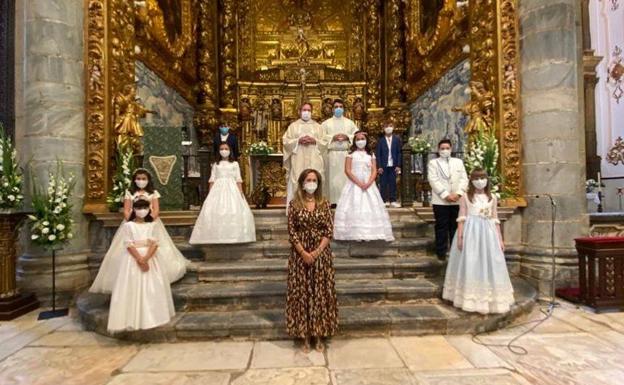 La Parroquia de Olivenza celebra sus Primeras Comuniones con mascarillas