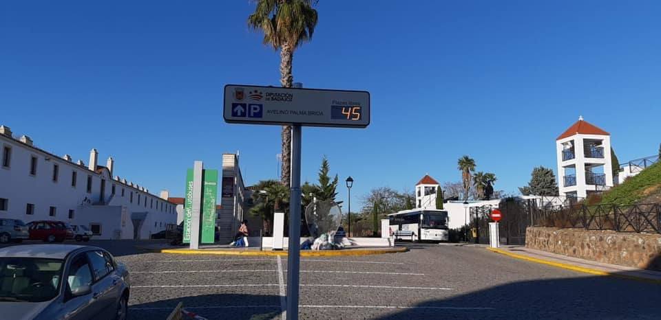 El entorno de la estación de autobuses cuenta ya con un parking inteligente y un punto de recarga de vehículos eléctricos