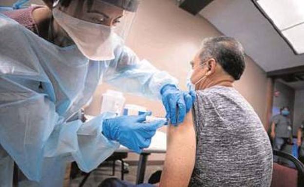 Continúa la campaña de vacunación de la gripe, para la que hay que pedir cita