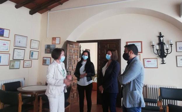 La gerente territorial del SEPAD en Badajoz visita el Hogar de Mayores de Olivenza