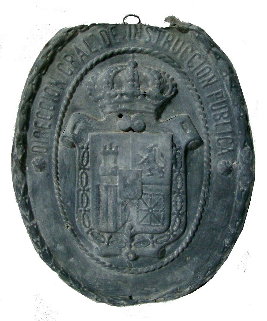 Una placa del centro escolar, pieza del mes de octubre 2020 en el Museo de Olivenza