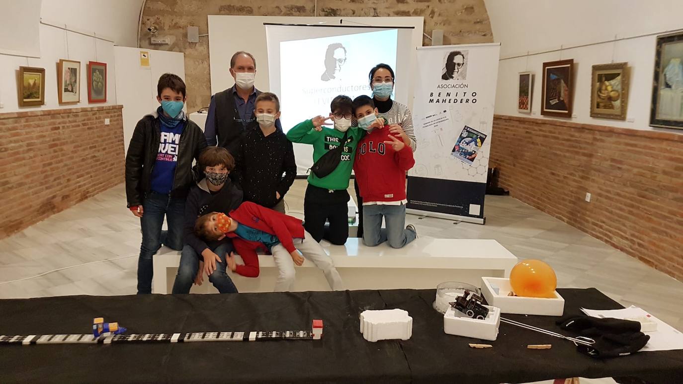 Taller de levitación magnética en la IV Semana de la Ciencia y la Tecnología en Extremadura