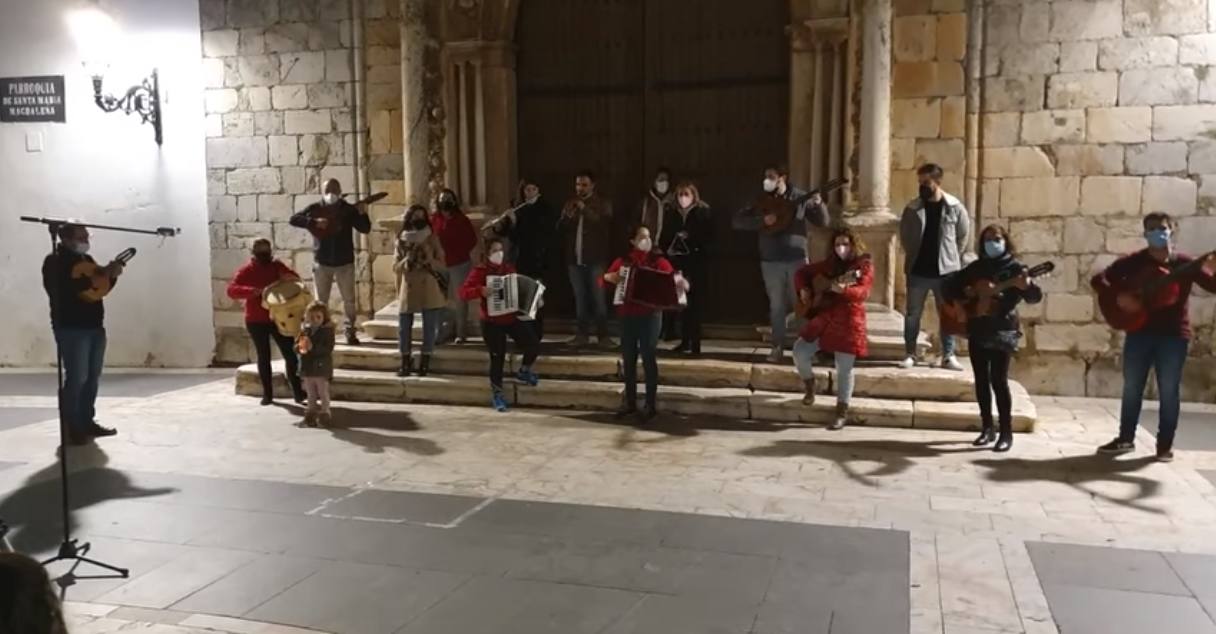 'La Encina' mantiene viva la tradición de la Noche de Santa Lucía pese a la pandemia