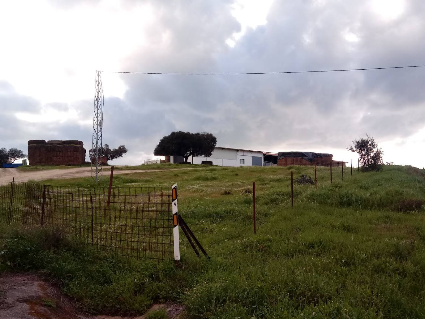 Un hombre muere en Alconchel al quedar atrapado por un vehículo que arreglaba