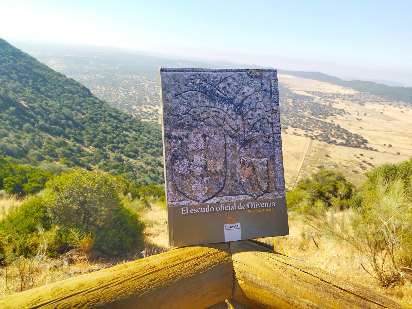 Rubén Báez presenta en Olivenza su libro 'El escudo de Olivenza'