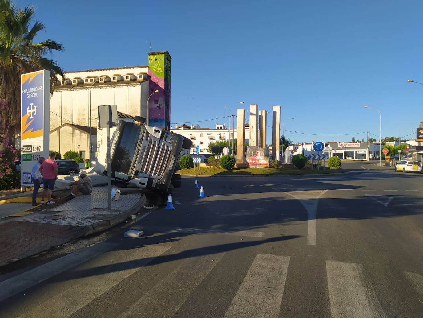 Un camión cargado de vigas de hormigón vuelca en la rotonda de 'Cuatro Caminos' de Olivenza