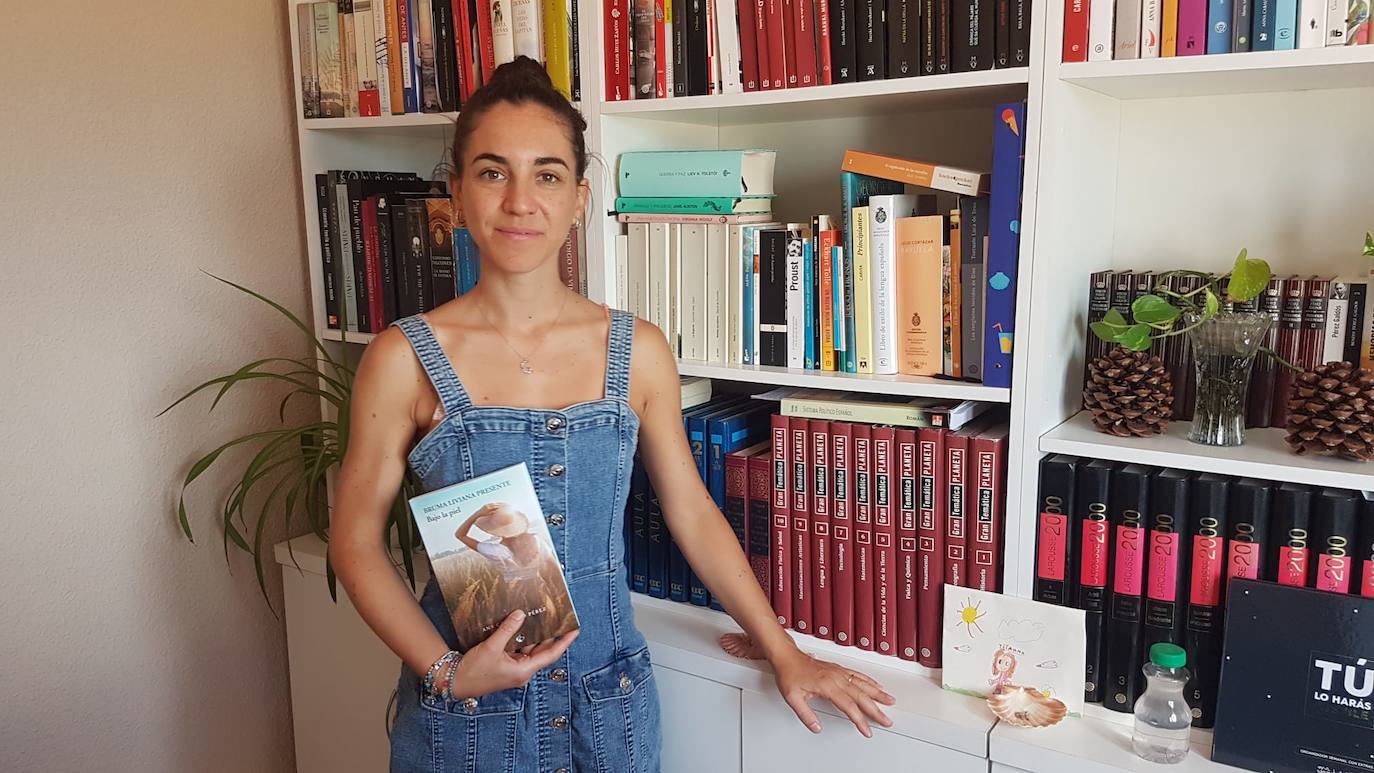 La oliventina Ana Carballo publica su primera novela 'Bruma liviana presente. Bajo la piel'