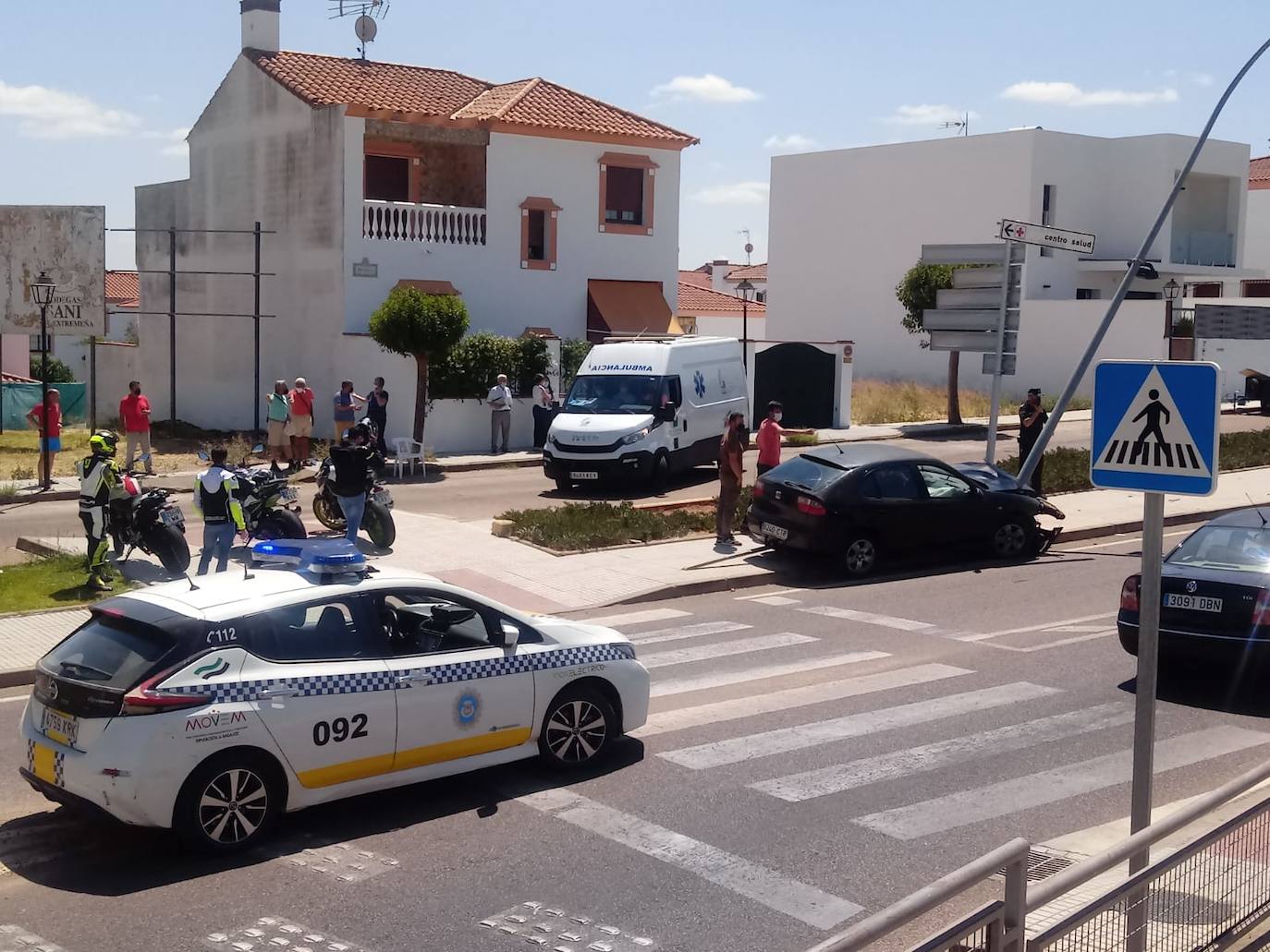 Un conductor colisiona contra una farola a la salida de la rotonda del Juzgado de Olivenza