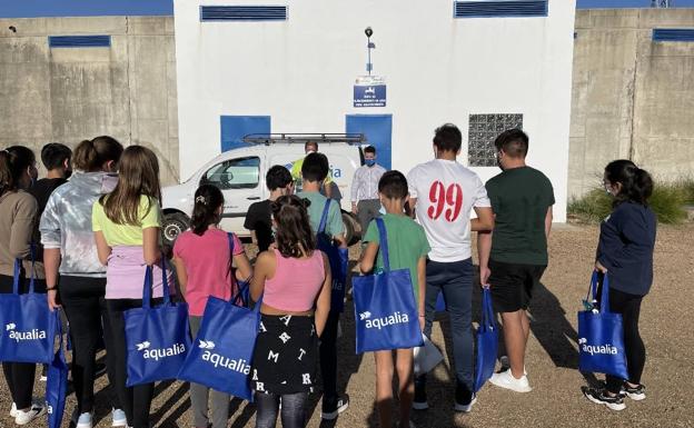 Escolares del centro de acogida 'Ana Bolaños' visitan el depósito de aguas de Olivenza de la mano de Aqualia