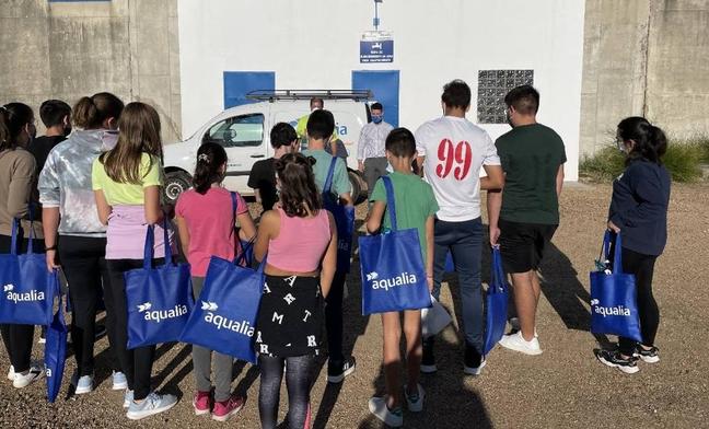 Escolares del centro de acogida 'Ana Bolaños' visitan el depósito de aguas de Olivenza de la mano de Aqualia
