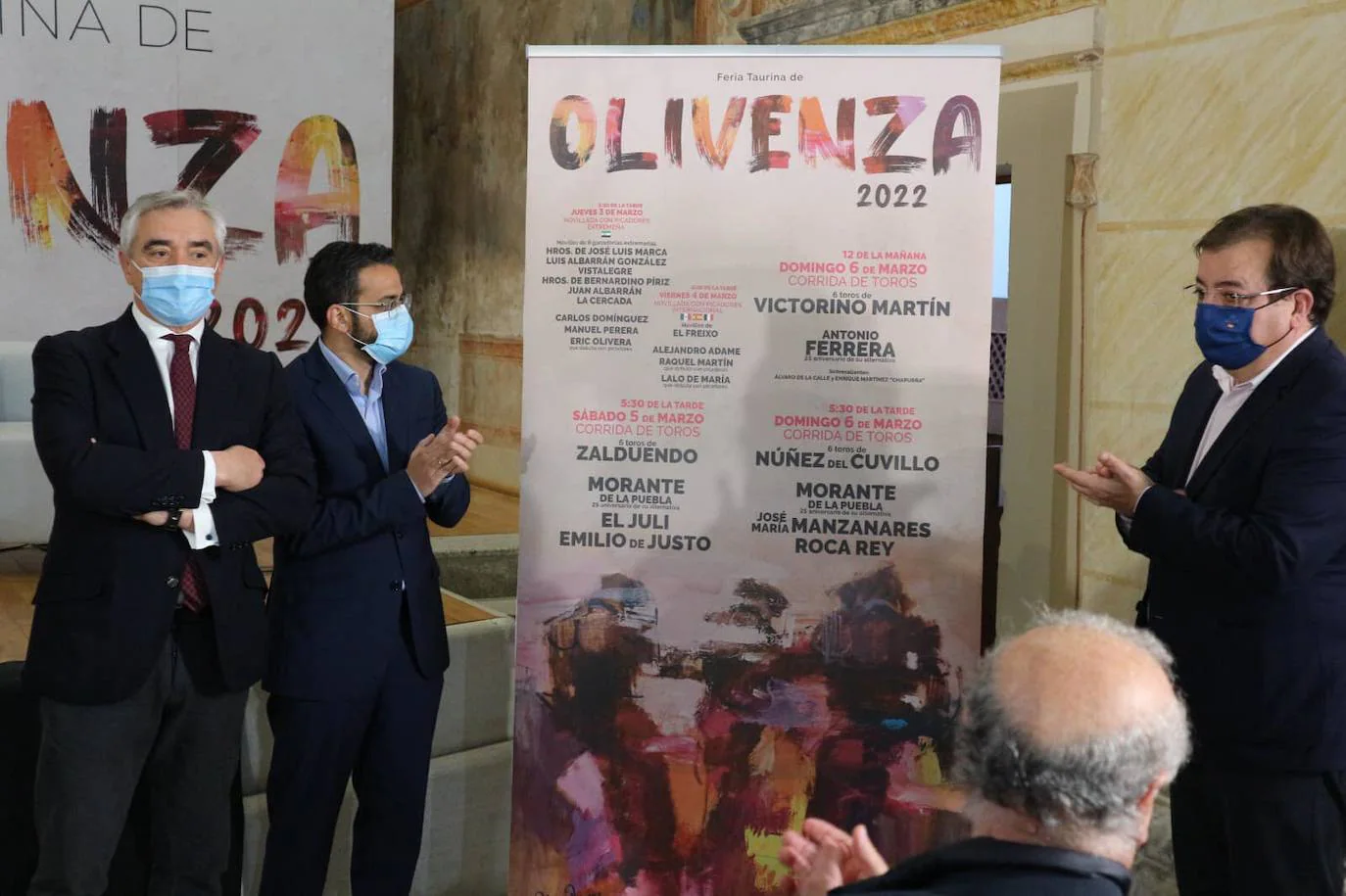 El empresario José Cutiño, el alcalde Manuel J. González y el presidente Guillermo Fernández Vara descubren el cartel de la feria en presencia del ex-seleccionador nacional Vicente del Bosque. 
