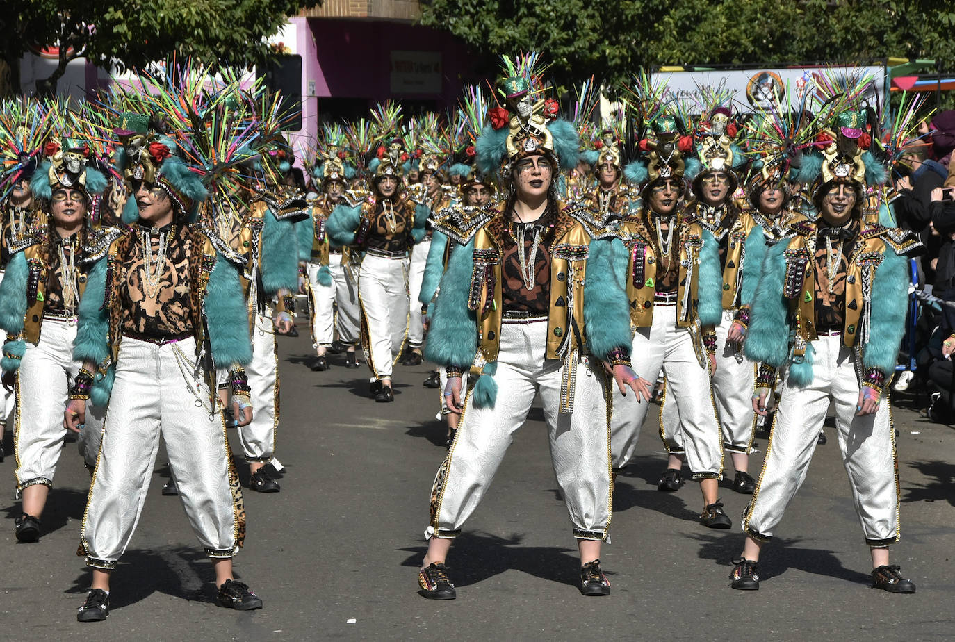 Las comparsas oliventinas lucen en el Gran Desfile del Carnaval de Badajoz 2022