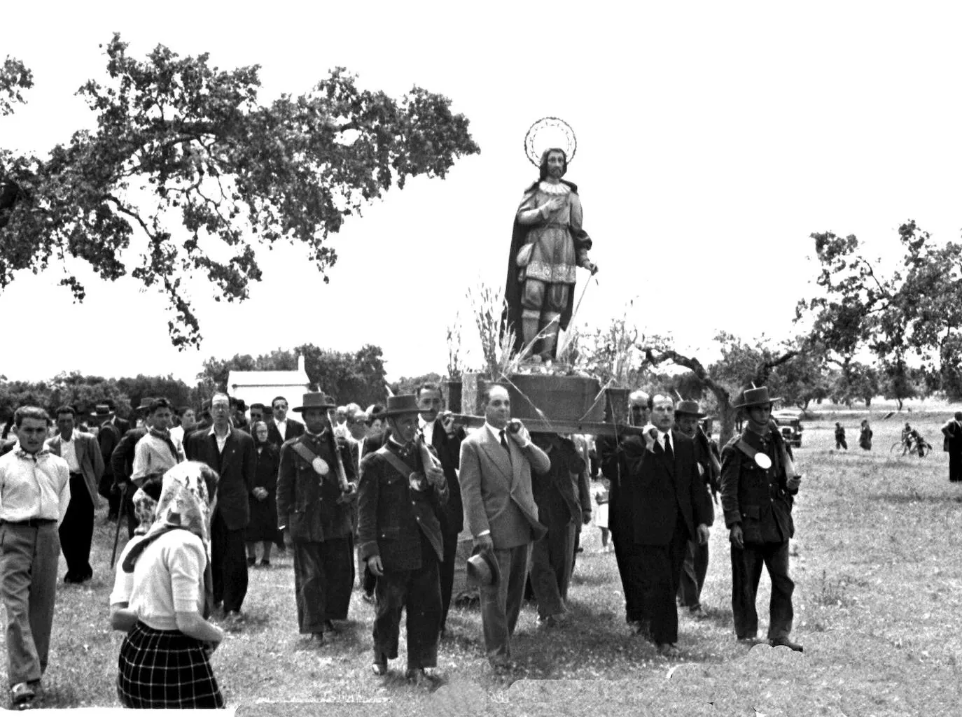 Romeros portando la imagen de San Isidro en Olivenza, en los año 50. 