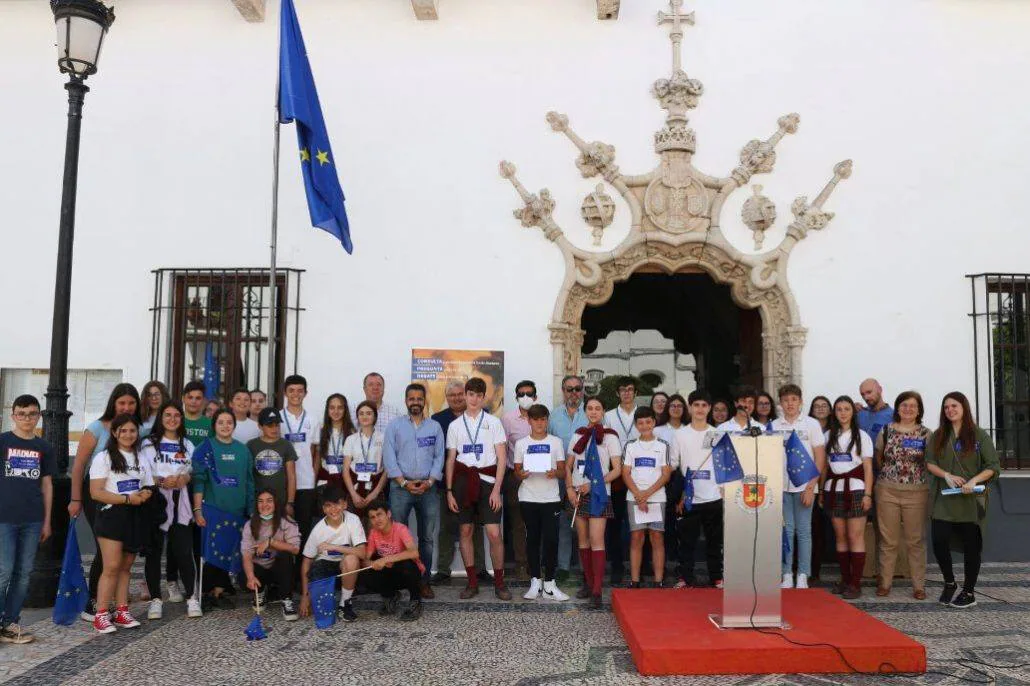 Foto de familia de los participantes en el acto institucional con motivo del Día de Europa en Olivenza. 