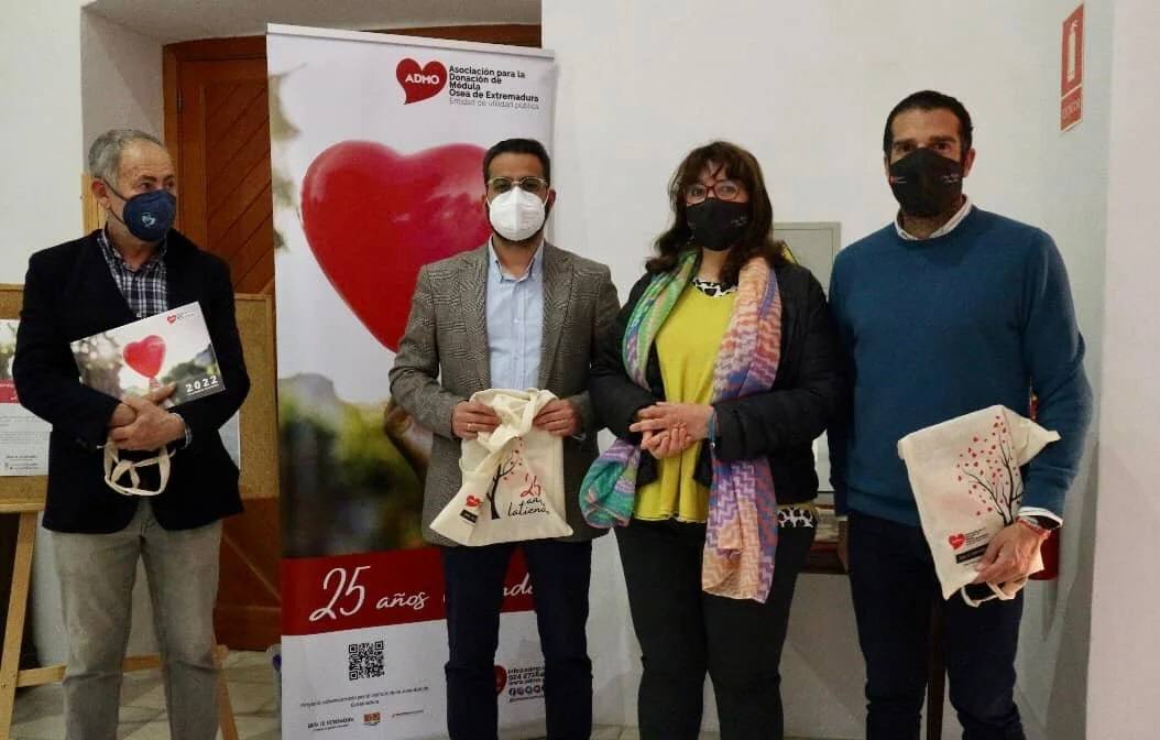 Olivenza acogió la exposición sobre los 25 años de la ADMO en pro de la donación de médula