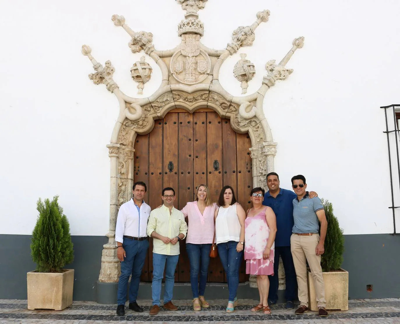 María Guardiola (tercera por la derecha), junto a ediles del PP de Olivenza en la puerta del Ayuntamiento, el pasado sábado. 