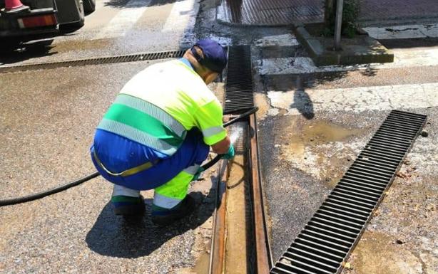 Aqualia trabaja en un plan de mejora para evitar inundaciones y malos olores en las calles oliventinas