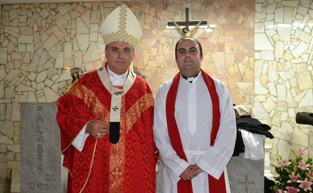 Jesús Chacón (derecha), el nuevo párroco 'in solidum' de Olivenza, junto al arzobispo de Mérida-Badajoz, Celso Morga. 
