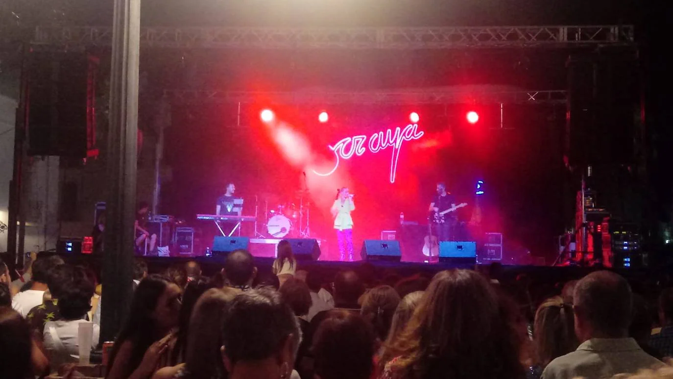 Momento del concierto de Soraya Arnelas anoche, en el Paseo Chico de Olivenza. 