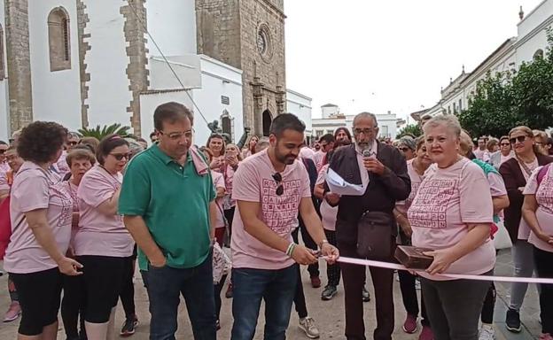 La marea rosa oliventina por el cáncer recorrió el casco antiguo con más de mil participantes