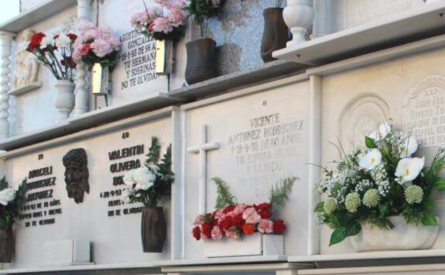 El cementerio abre durante trece horas ininterrumpidas por las festividades de los Difuntos y los Santos