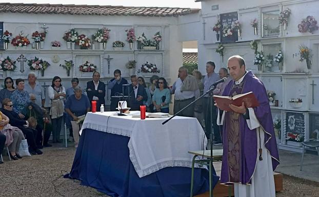 Un nutrido grupo de fieles asisten a la misa de los Fieles Difuntos en el Cementerio Municipal